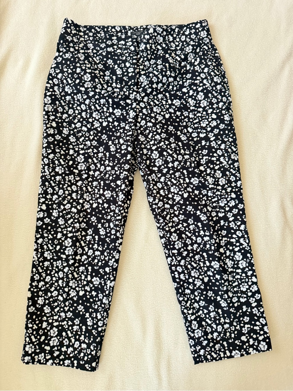 Ann Taylor Factory Black White Floral Print Petite Pants Size 6P